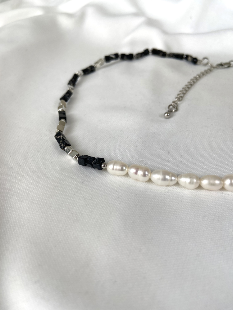КОЛЬЕ ONLY YOU стильное колье из искусственного жемчуга и черного агата с регулируемой длиной