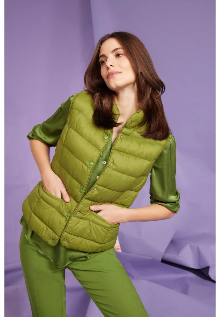 31017001-0630_model_front_web_10.jpg 31017001-0630_model_front_web_10.jpg